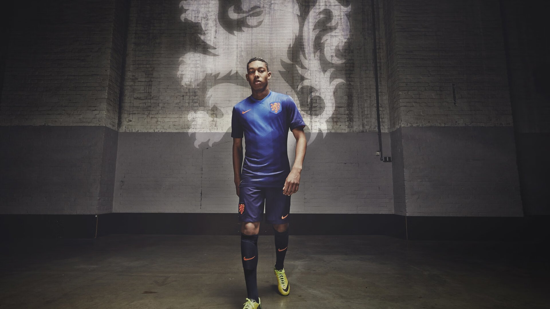 当咖啡与茶叶相遇，库尔图瓦的火热状态映照足球文化的唯一性碰撞